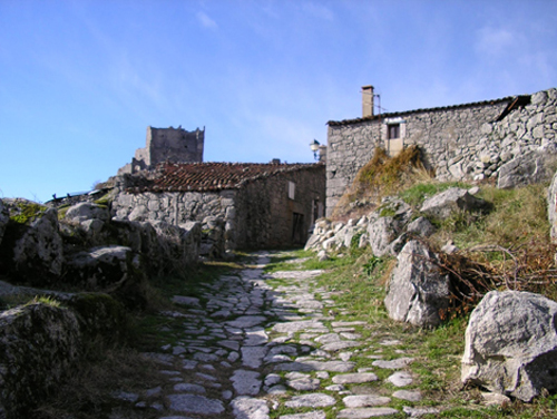 Castillo-deTrevejo-desde-la-aldea